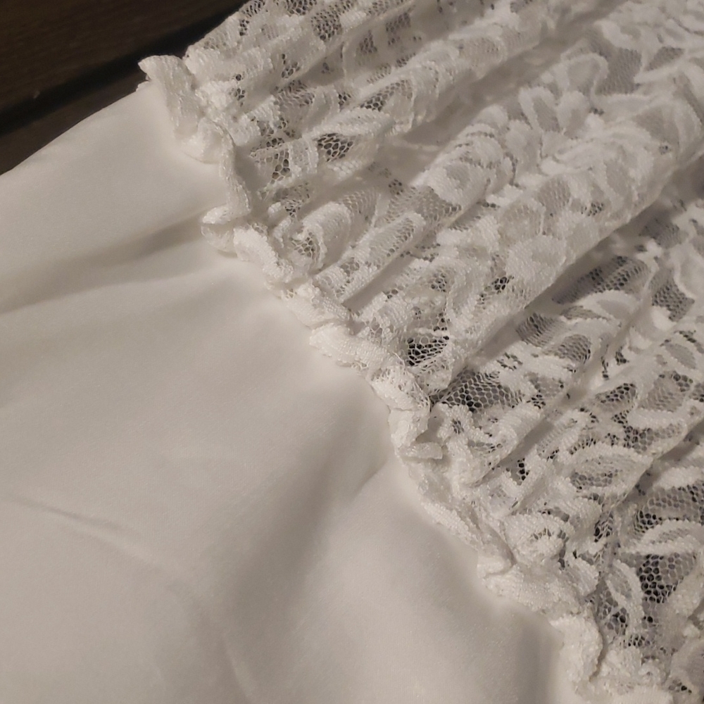 ♥️New boutique lace contrast spaghetti strap top - Picture 8 of 11